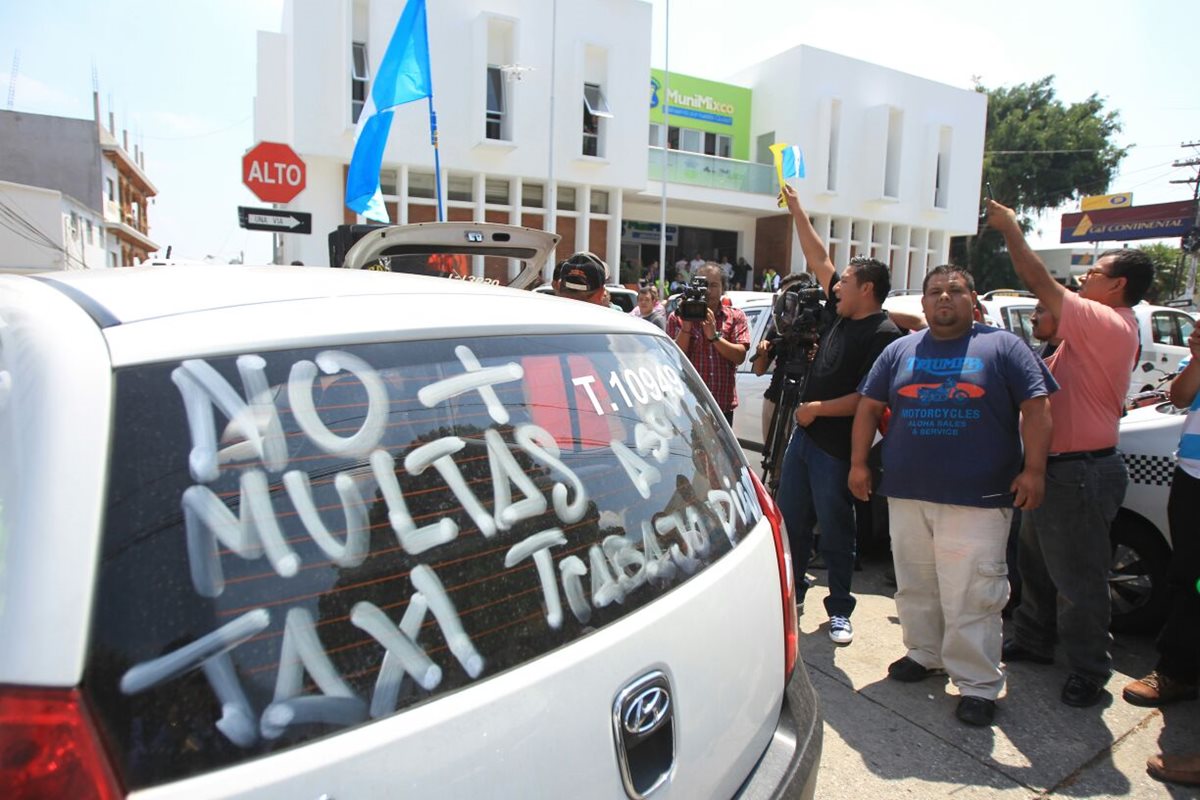 Decenas de taxistas protestan frente a la municipalidad de Mixco.(Foto Prensa Libre: Esbin García)