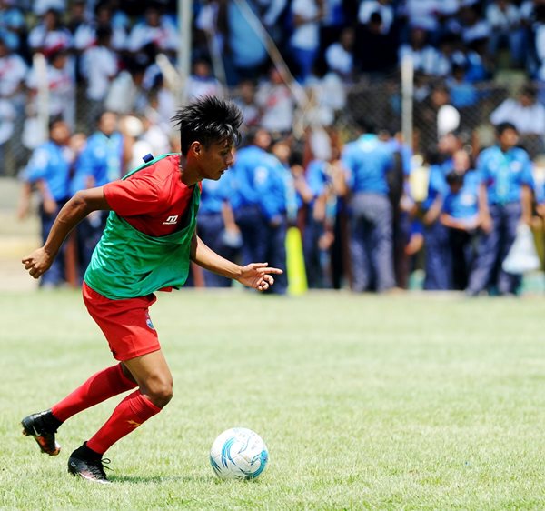 Brandon Rivas se apresta a golpear el balón, en la práctica roja, ayer, en el estadio municipal de Amatitlán. (Foto Prensa Libre: Edwin Fajardo)