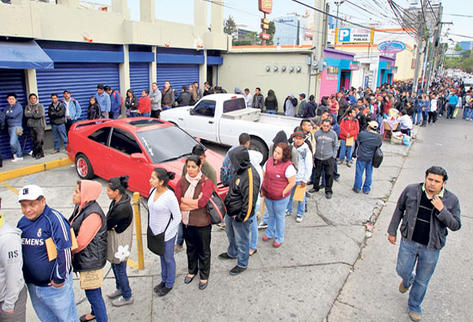 Centenares de personas formaron ayer largas filas para tramitar la certificación de carencia de antecedentes policiales.