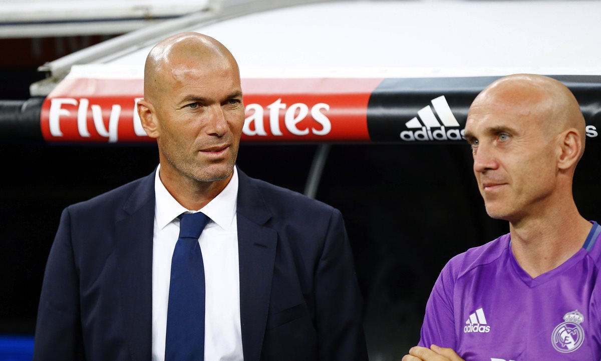 Zinedine Zidane (i), entrenador francés del Real Madrid, tiene dificultades para armar su once inicial en el duelo contra la Real Sociedad (Foto Prensa Libre: EFE)