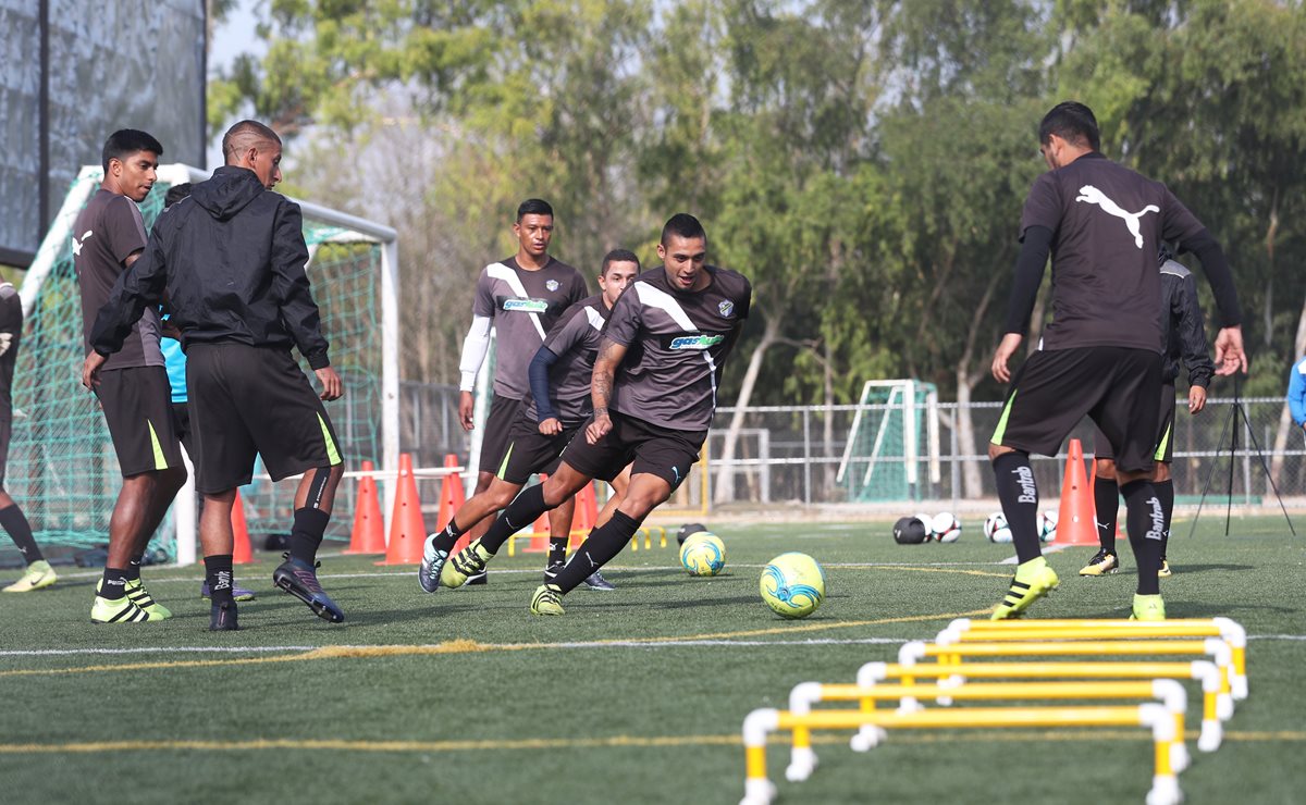 Jugadores de Comunicaciones durante el entrenamiento de este lunes en la cancha alterna de Cementos Progreso. (Foto Prensa Libre: Francisco Sánchez).