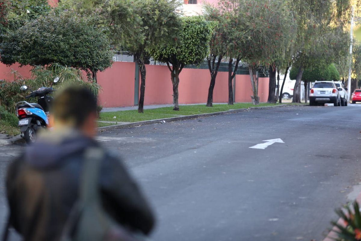 Agentes de la PNC permanecen en el lugar del hallazgo. (Foto Prensa Libre: Carlos Hernández)