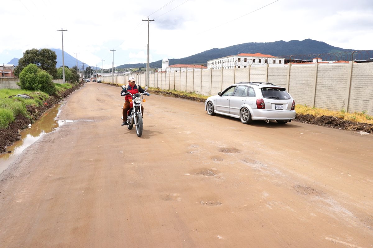 Así luce la 41 avenida, ruta alterna por donde deben transitar los vehículos, luego de que la comuna retiró el lodo de la calle. (Foto Prensa Libre: María José Longo)