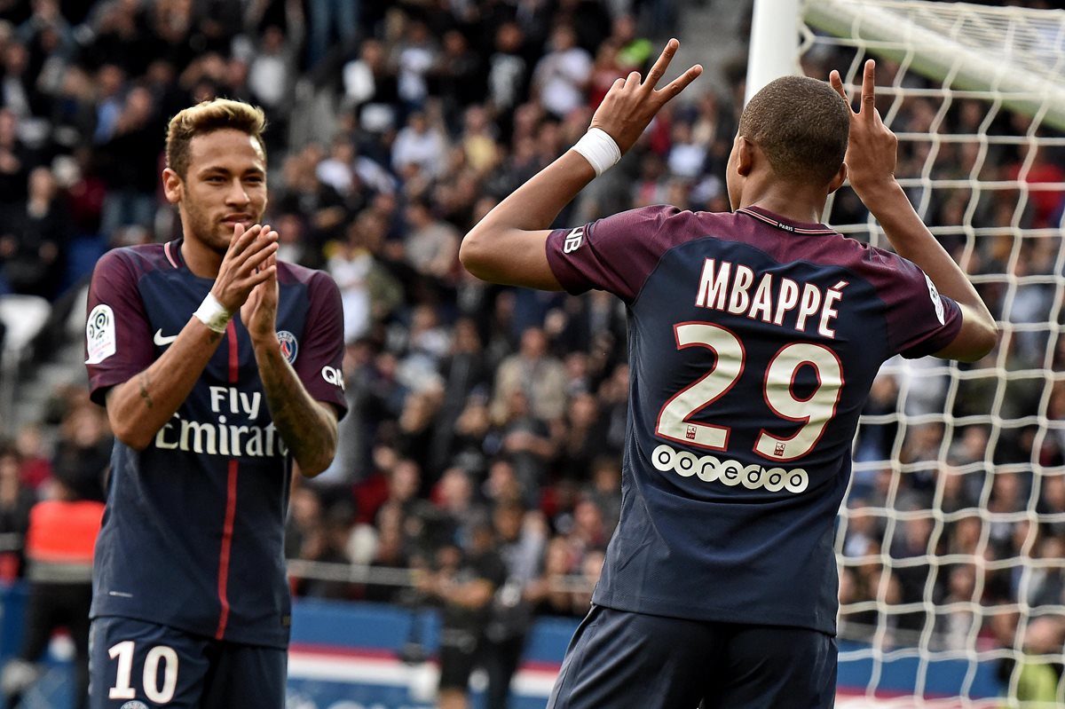 Neymar y Mbappé festejan en el Parque de los Príncipes. (Foto Prensa Libre: EFE)