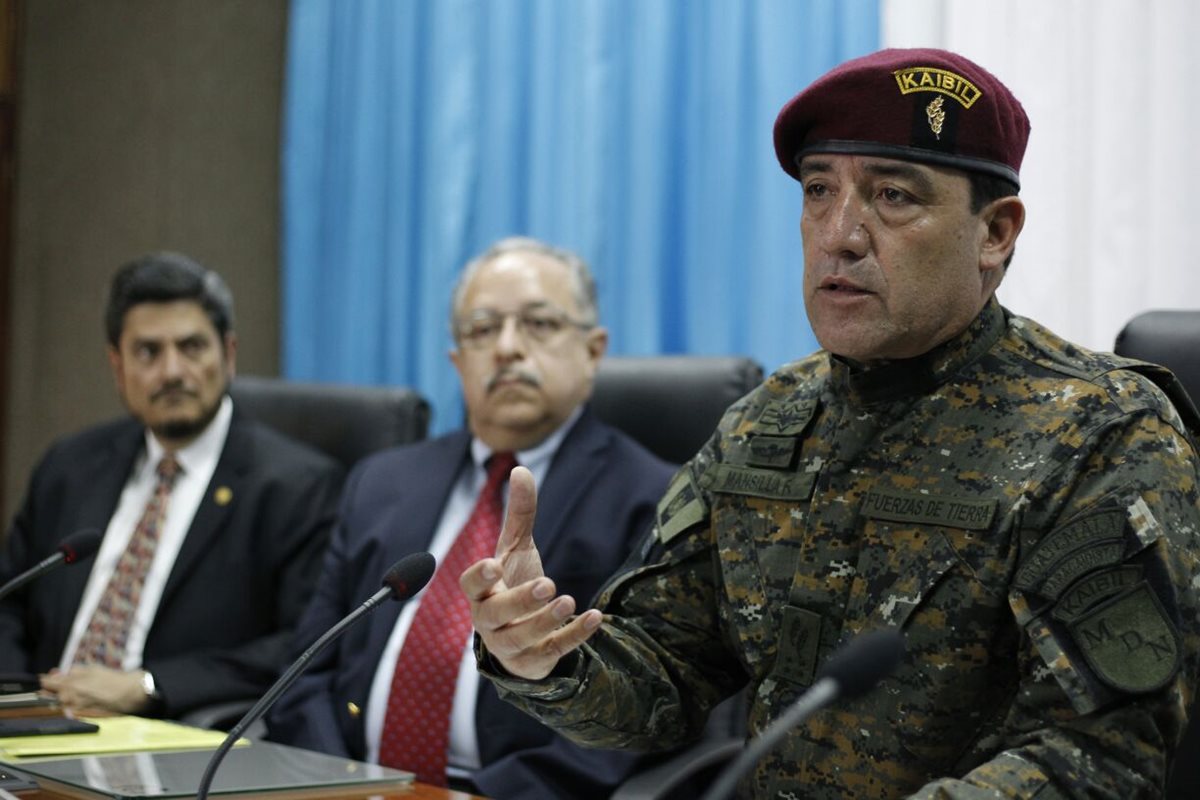 Ministro de Defensa, Williams Mansilla; vicecanciller Carlos Martínez, y embajador Manuel Roldán, en conferencia de prensa. (Foto Prensa Libre: Erick Avila)