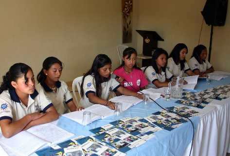 Estudiantes exponen   investigación hecha en comunidades sobre derechos reproductivos.