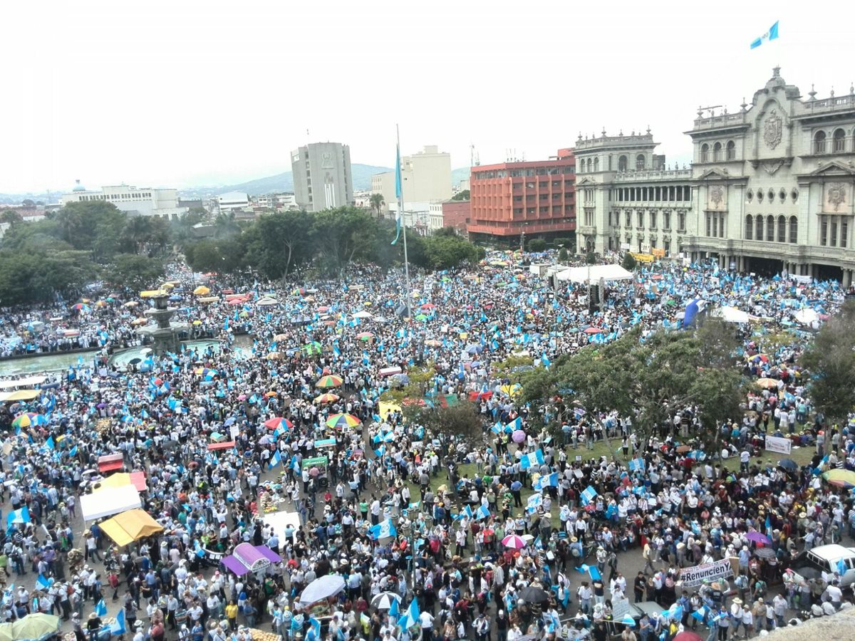 Miles de guatemaltecos se unen en la plaza central para demandar la dimisión de Pérez. (Foto Prensa Libre: Estuardo Paredes)