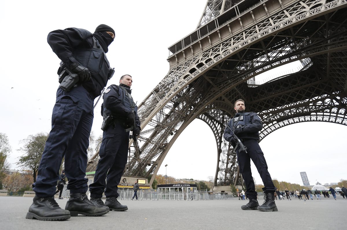 Un amplio despliegue policial resguarda lugares públicos en Francia. (Foto Prensa Libre: EFE)