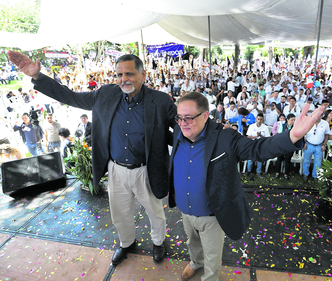 Mauricio Radford (derecha) y Manuel Abundio Maldonado (izquierda) son proclamados candidatos a la presidencia y vicepresidencia respectivamente,  durante la asamblea Nacional del partido polí­tico Fuerza actividad que se llevó a cabo en las instalaciones del Parque de la Industria. (Foto Prensa Libre: Hemeroteca PL)