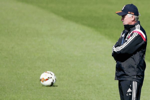 Previo a la conferencia el entrenador italiano del Real Madrid Carlo Ancelotti, dirigió el entrenamiento de la plantilla en la Ciudad Deportiva de Valdebebas. (Foto Prensa Libre: EFE).