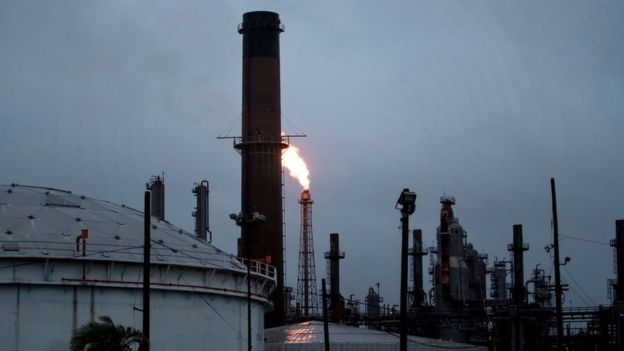Algunas refinerías están cerrando porque la interrupción de los oleoductos las han dejado sin petróleo. BRENDAN SMIALOWSKI