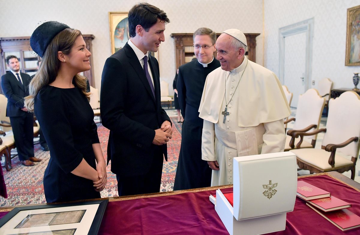 El Papa recibe en audiencia al primer ministro canadiense y a su esposa. (Foto Prensa Libre: EFE)