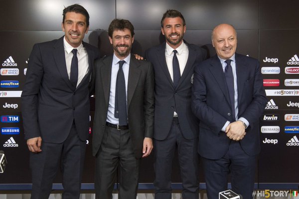 Gianluigi Buffon y Andrea Barzagli posan con los directivos del club, luego de firmar la renovación con la Juve. (Foto Prensa Libre: Twitter Juventus)