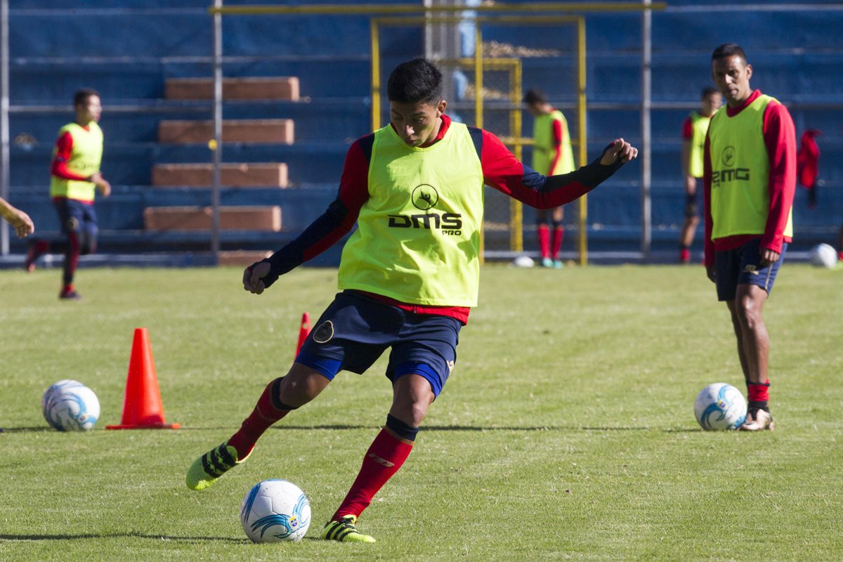 Nixson Flores toca el balón durante el entrenamiento de Municipal efectuado este miércoles en el Manuel Felipe Carrera. (Foto Prensa Libre: Norvin Mendoza).