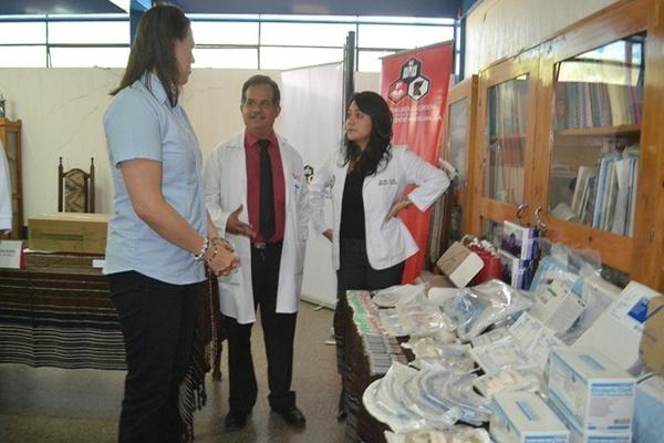 Parte del equipo médico que fue entregado al Hospital Nacional de Sololá. (Foto Prensa Libre: Édgar Sáenz)