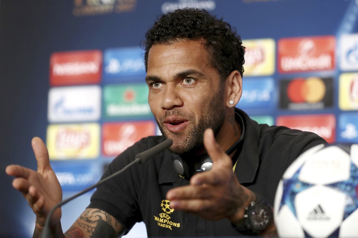 Dani Alves durante la conferencia de prensa de este viernes, en Cardiff. (Foto Prensa Libre: AP)