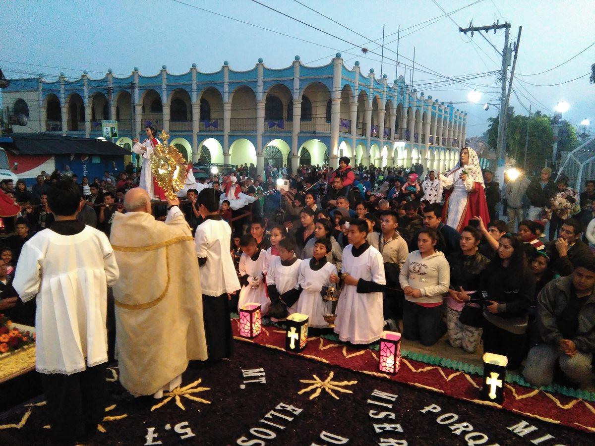 Decenas de vecinos de El Tejar, Chimaltenango, presenciaron los acatamientos de ángeles que se efectúa cada Domingo de Resurrección. (Foto Prensa Libre: César Pérez Marroquín)