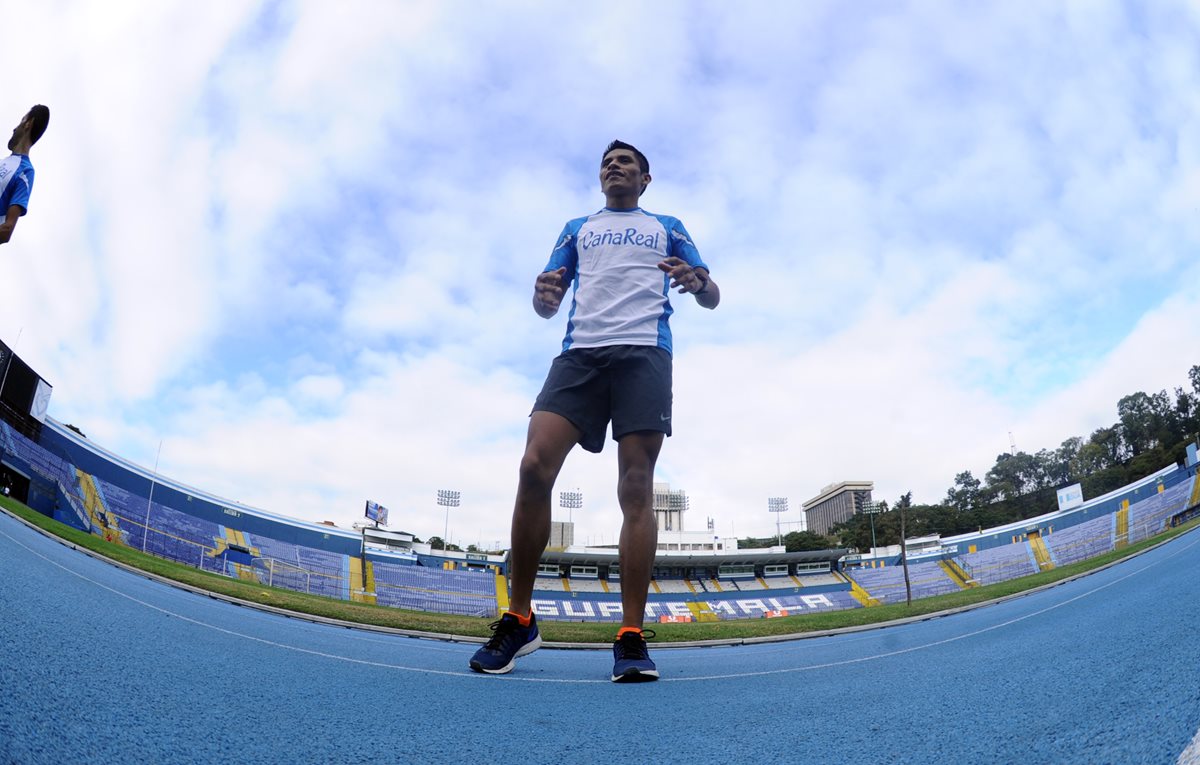 Mario Pacay durante uno de los entrenamientos en el Estadio Doroteo Guamuch Flores. (Foto Prensa Libre: Francisco Sánchez).