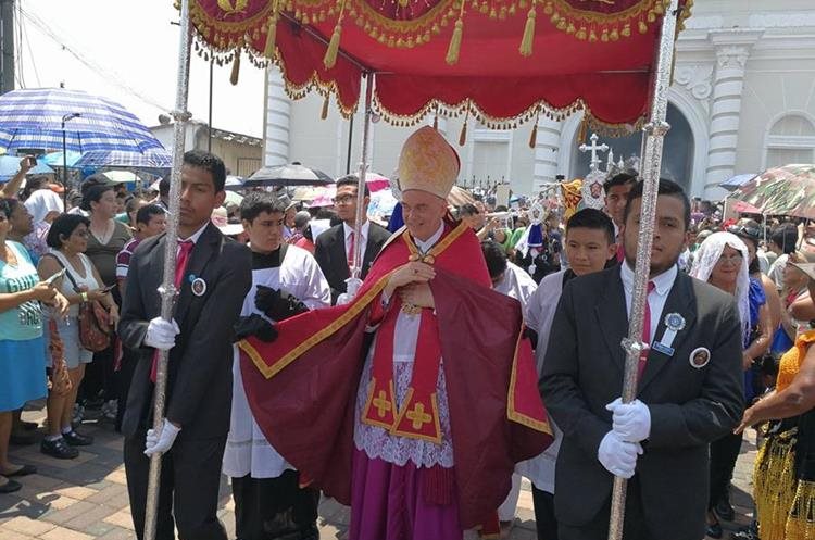 Nuncio Nicolas Therevin, durante la procesión del Niño Dios de Amatitlán, en mayo último. (Foto: Hemeroteca PL)