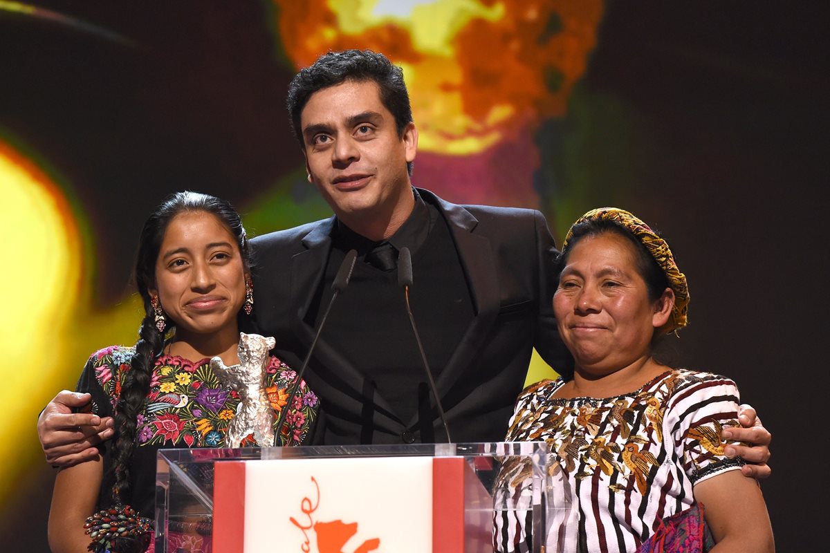 La película Ixcanul gana su vígesimo premio internacional en Noruega. En la fotografía de archivo: Jairo Bustamante, director de la película y las actrices María Mercedes Coroy y María Telón, al recibir el premio Oso de Plata, en el festival de cine Berlinale, en Alemania, en febrero pasado. (Foto Prensa Libre: AFP).