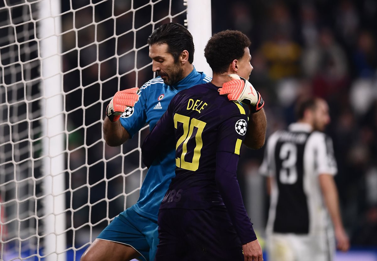 Gianluigi Buffon se abraza con Dele Alli después de una acción de peligro sobre la portería de la Juventus.