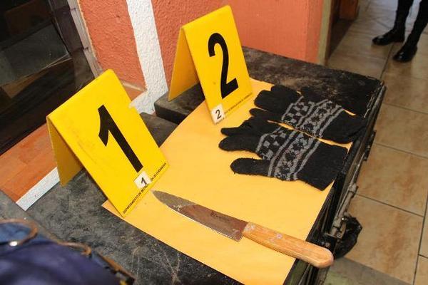 Algunas de la evidencias que le fueron encontradas al capturado en Chiquimula. (Foto Prensa Libre: Edwin Paxtor)