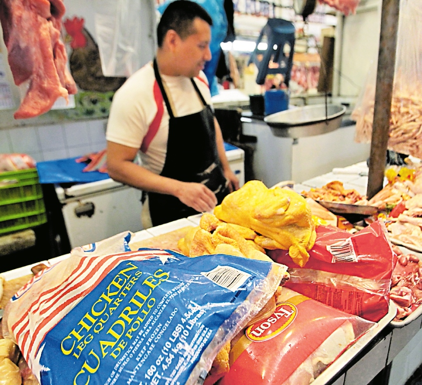 Según la Anavi, entre el 75% y 80% del consumo de pollo en el país es fresco y el resto es importado. (Foto Prensa Libre: Hemeroteca PL)