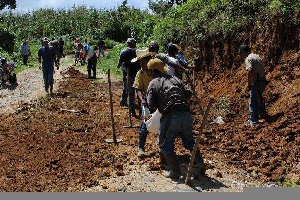 habitantes de cuatro aldeas de Chimaltenango trabajan en la reparación de camino.