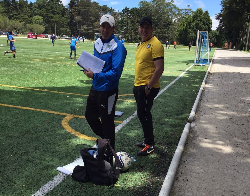 Mario Acevedo junto a Dwight Pezzarossi durante el entrenamiento de la Sub-20 de Comunicaciones. (Foto Prensa Libre: cortesía Comunicaciones FC)