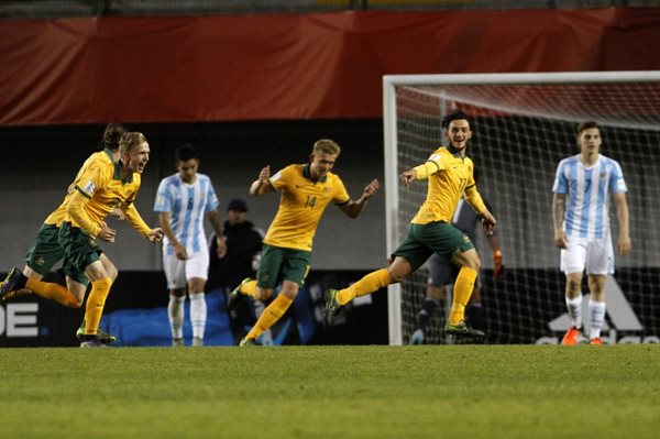 El australiano Nicholas Panetta (d) celebra su anotación conseguida frente a Argentina en el Mundial Sub 17 de Chile 2015 (Foto Prensa Libre: AFP)