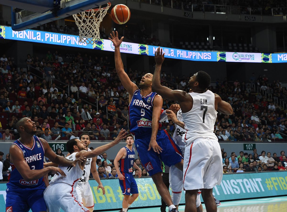 Tony Parker (centro), encesta durante el partido. (Foto Prensa Libre: AFP)