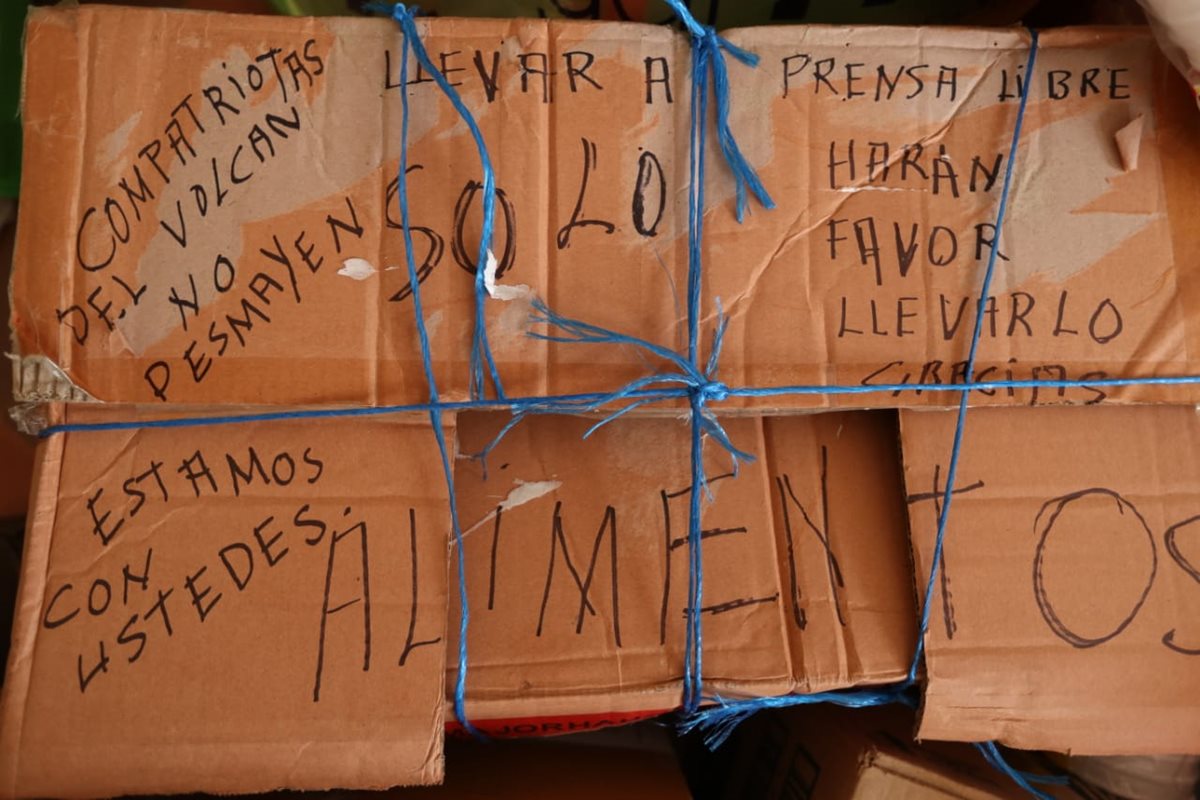 Donantes no sólo entregan productos, también envían mensajes confortadores. (Foto Prensa Libre)