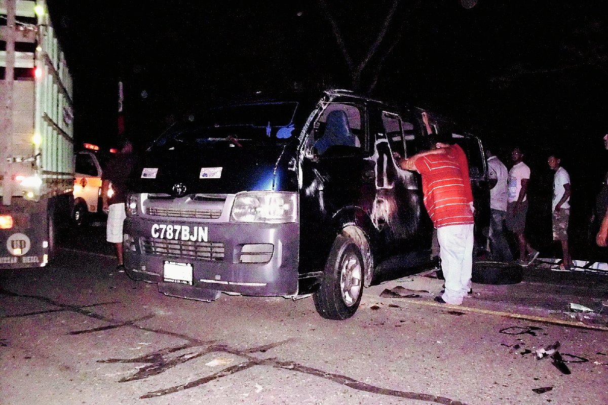 Heridos viajaban en el microbús. (Foto Prensa Libre: Héctor Contreras)