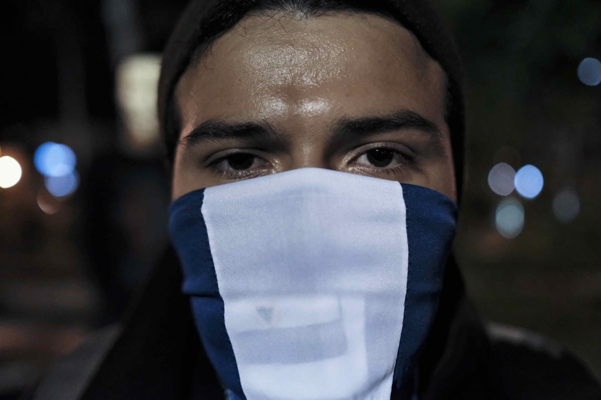 Nicaragüenses en Costa Rica llevaron a cabo una vigilia en la que manifestaron su repudio ante la represión del gobierno de Daniel Ortega. (Foto Prensa Libre: EFE)