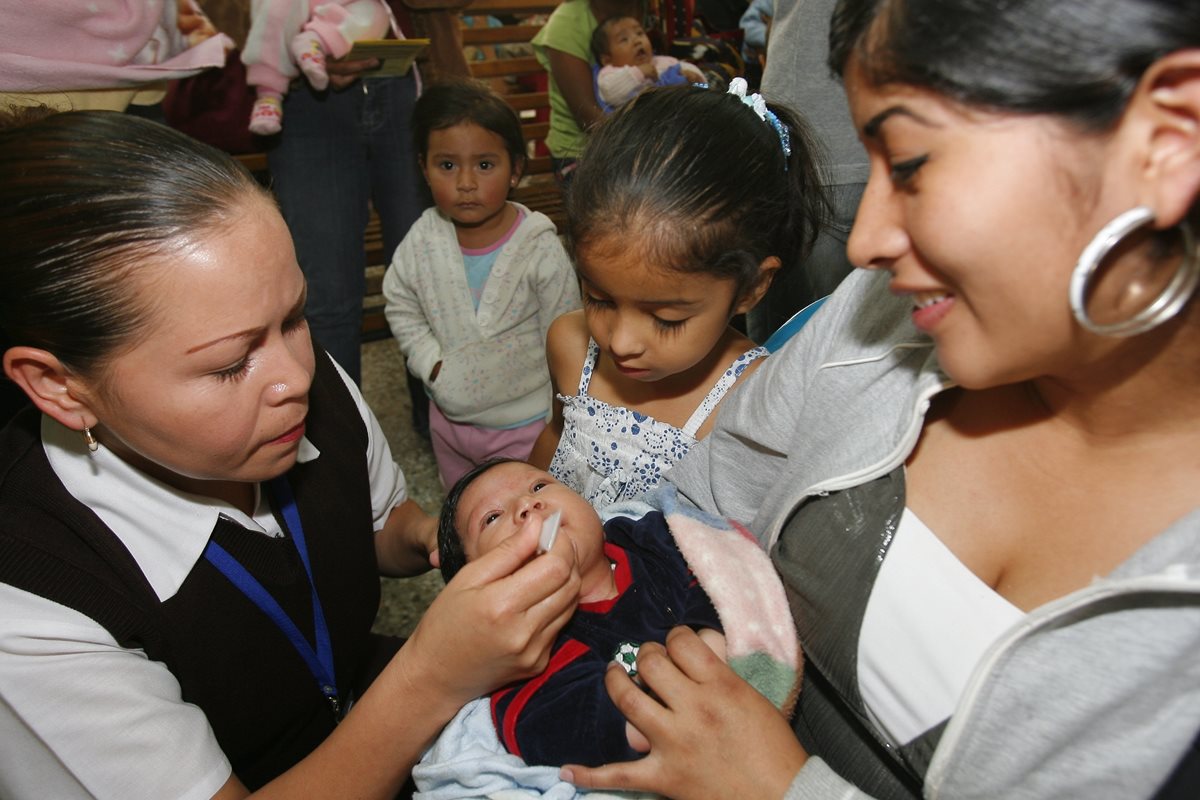 Las personas que buscan servicios de Salud en el interior a menudo deben enfrentarse a la ineficiencia de personal contratado por deuda política. (Foto Prensa Libre: Hemeroteca)