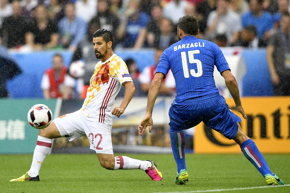 Nolito (izquierda) intenta dominar el balón durante la Eurocopa.(Foto Prensa Libre: AFP)