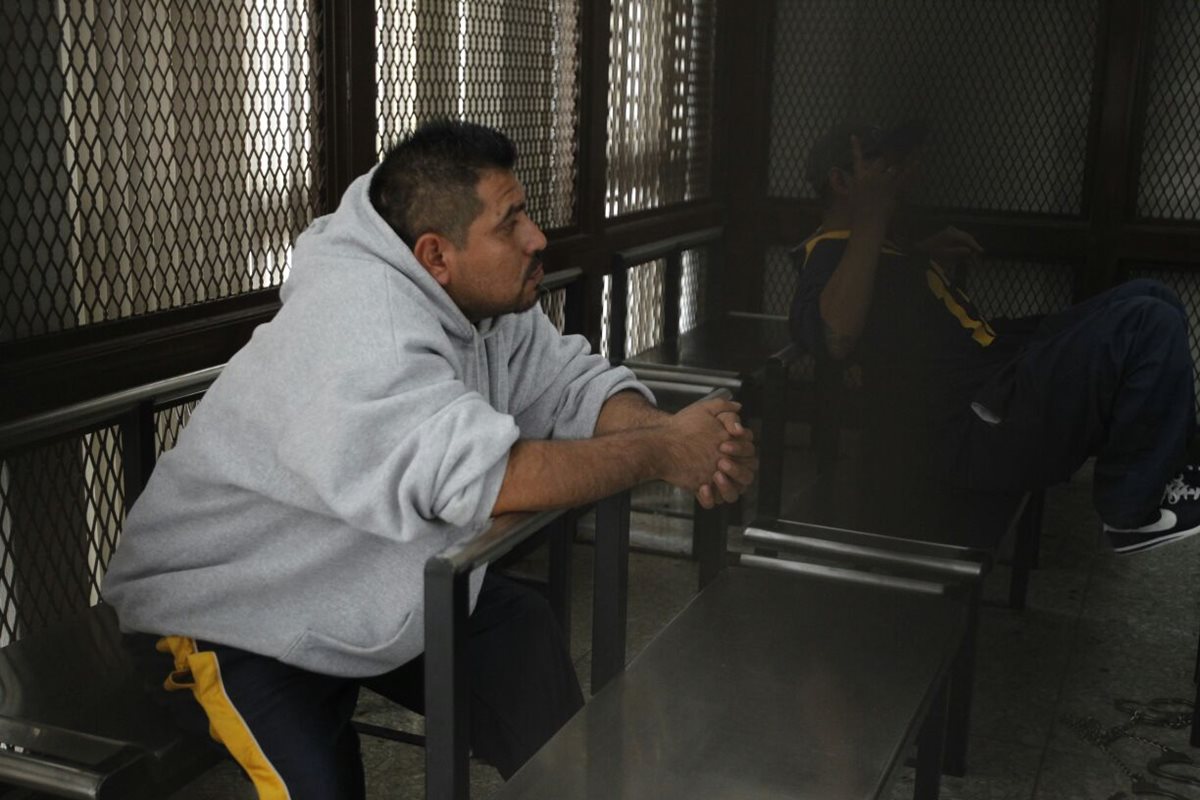 Jorge Mario Fernando González Son, alias el Chory, y César Augusto Boche, el Sleepy, escuchan la sentencia. (Foto Prensa Libre: Paulo Raquec)