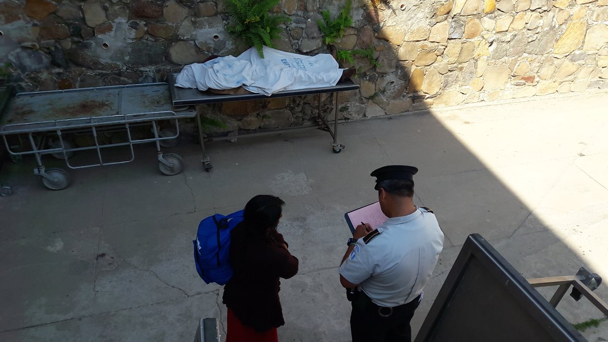 El cadáver de Julio Cesar Jiménez Cordero permanece en la morgue de la ciudad de Jalapa. (Foto Prensa Libre: Hugo Oliva).