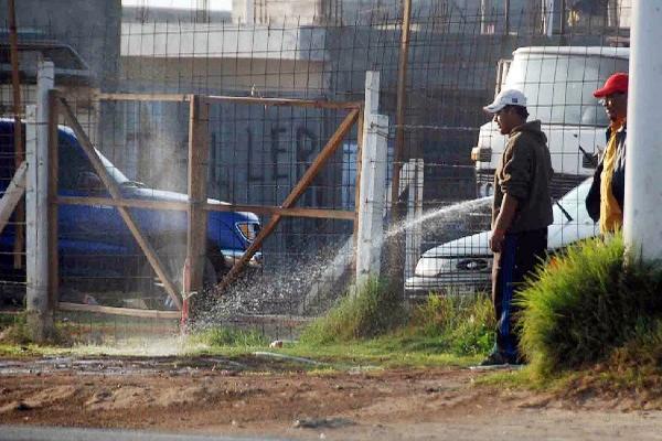 Muchos negocios se exceden en el consumo de agua, y no se les cobraba.