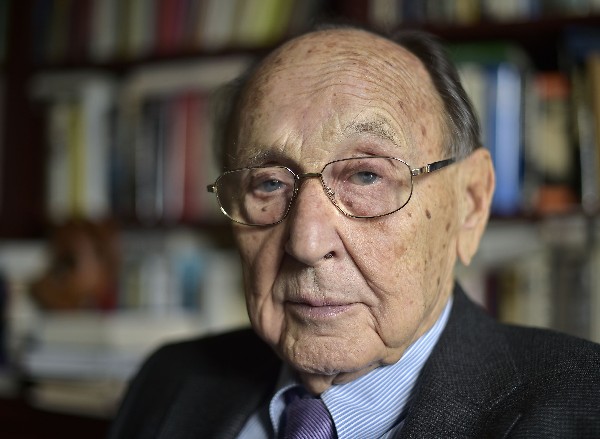 <span>Hans-</span><span>Dietrich</span> <span>Genscher</span> <span>posa</span> <span>en su domicilio de</span> <span>Wachtberg</span><span>, Alemania.(AP).</span>