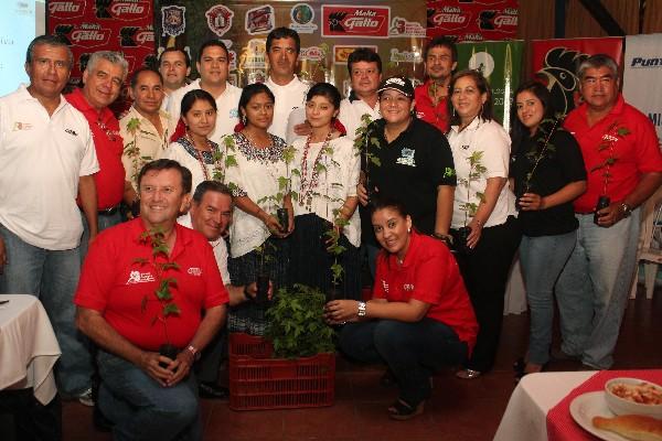 Integrantes del comité organizador del Maratón Ecológica de Eco-Cobán 2013, que está programado para mañana.