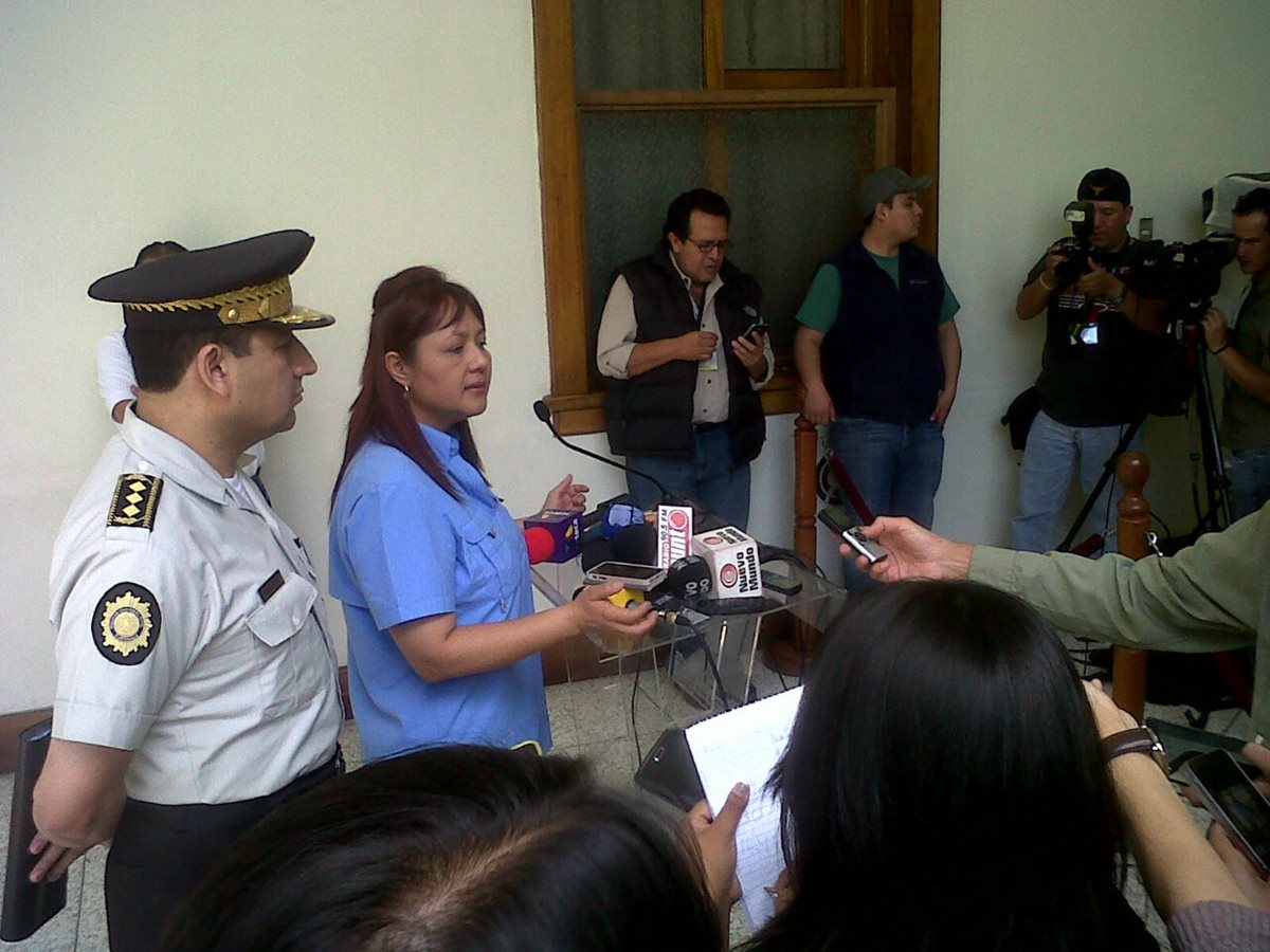 La ministra de Gobernación Eunice Mendizábal, durante la conferencia de prensa en Casa Presidencial. (Foto Prensa Libre: Esbin García)