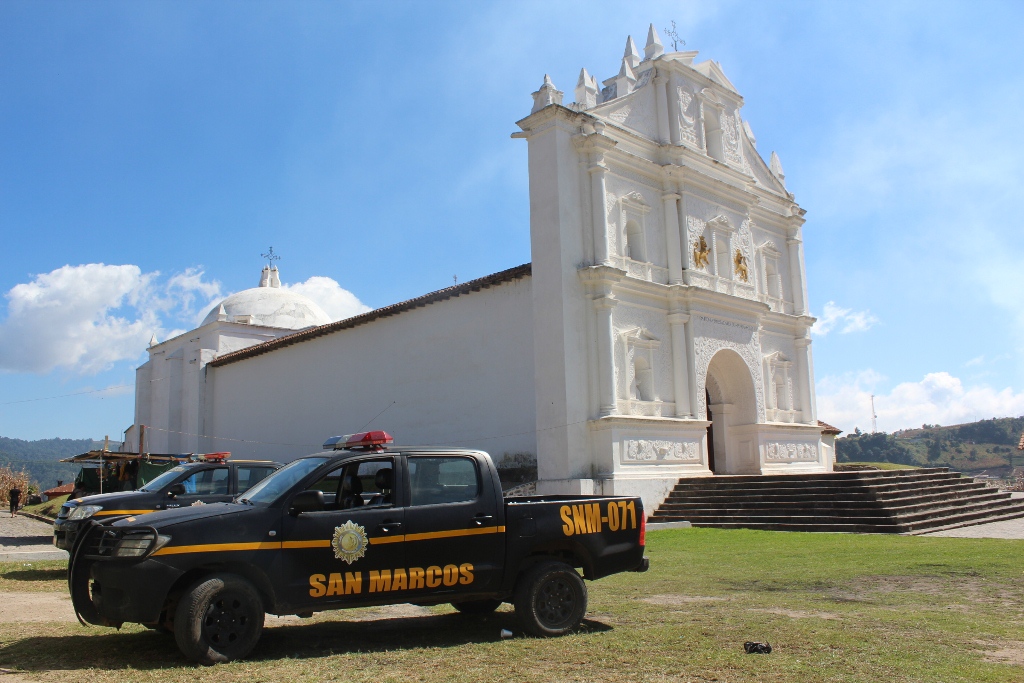 Autopatrullas de la PNC permanecen en el lugar donde en años anteriores se ha ubicado la feria de Concepción. (Foto Prensa Libre: Ángel Julajuj).