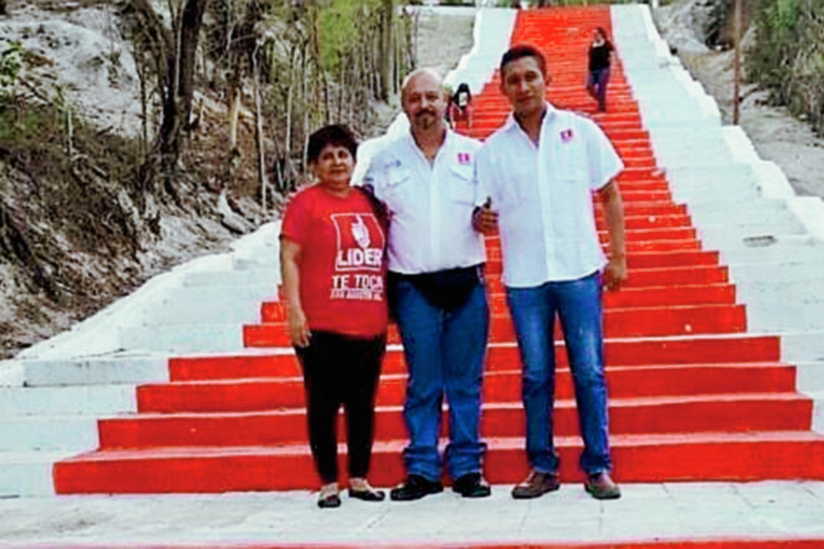 Simpatizantes de Líder posan frente a las gradas de la iglesia católica de San Agustín Acasaguastlán, El Progreso. (Foto Prensa Libre: tomada de Twitter)