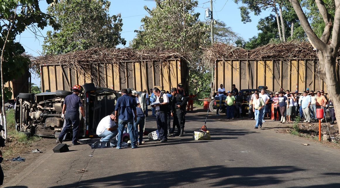 Una estudiante, de 15 años, falleció recientemente en el kilómetro 100, entre La Democracia y La Gomera, Escuintla, luego de que un camión que transportaba caña chocara el microbús en el que viajaba. En el hecho, otras seis personas resultaron heridas. (Foto Prensa Libre: Enrique Paredes)