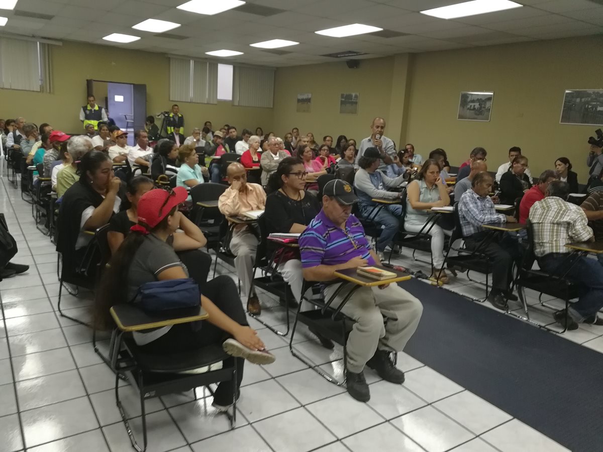 Vecinos participan en reunión que se efectuó en la Academia de la Policía, zona 6 de la capital. (Foto Prensa Libre: Oscar García).