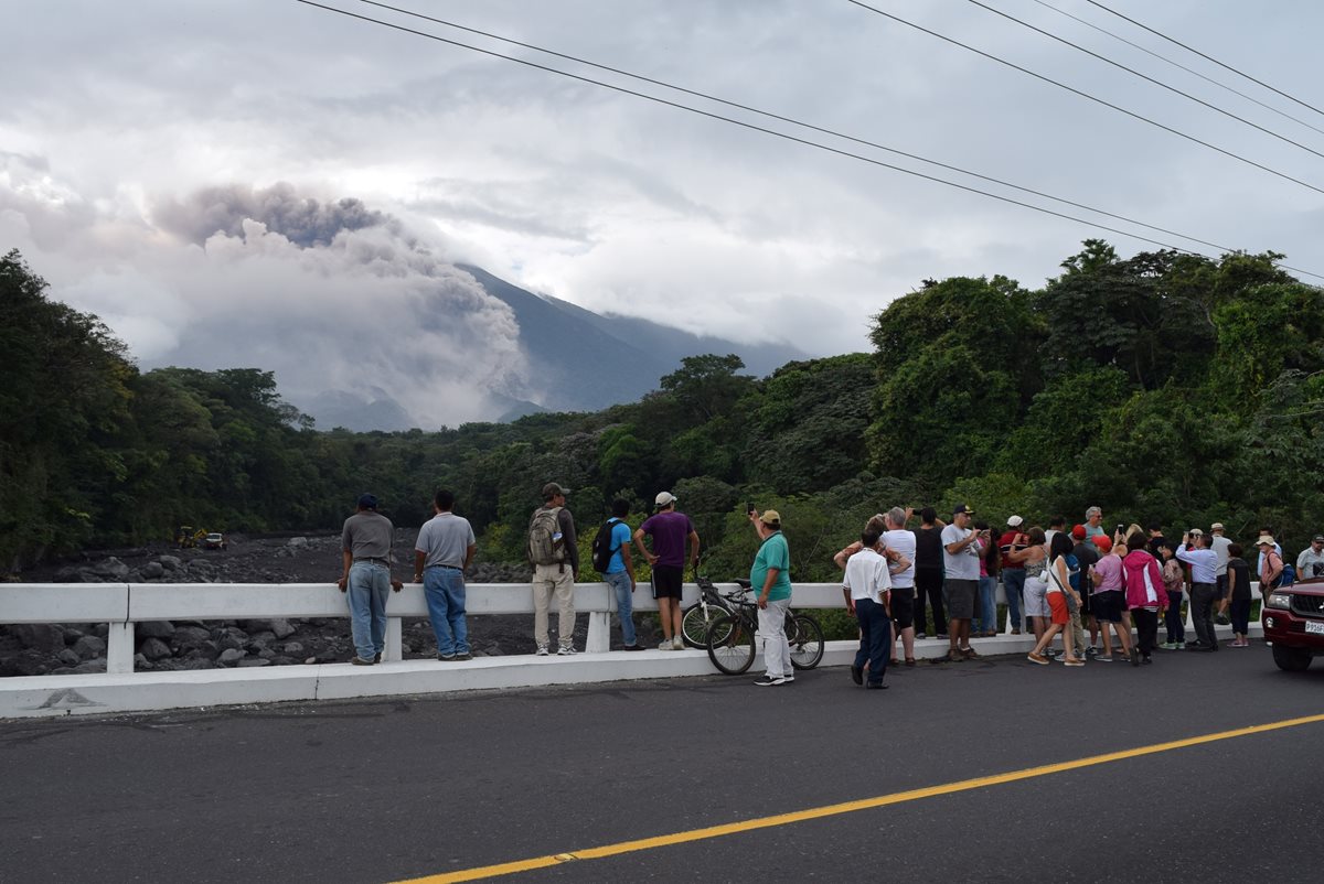 Vista del Volcán de Fuego desde Escuintla, donde explosiones recientes han ocasionado caída de ceniza en varios poblados. (Foto HemerotecaPL)
