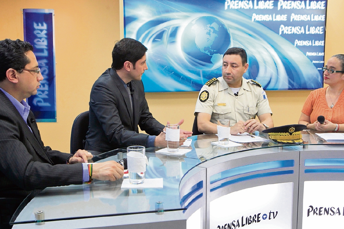 Los analistas en materia de seguridad Zoel Franco y Adolfo Alarcón, y el director de la PNC, Wálter Cerón, conversan en Diálogo Libre.