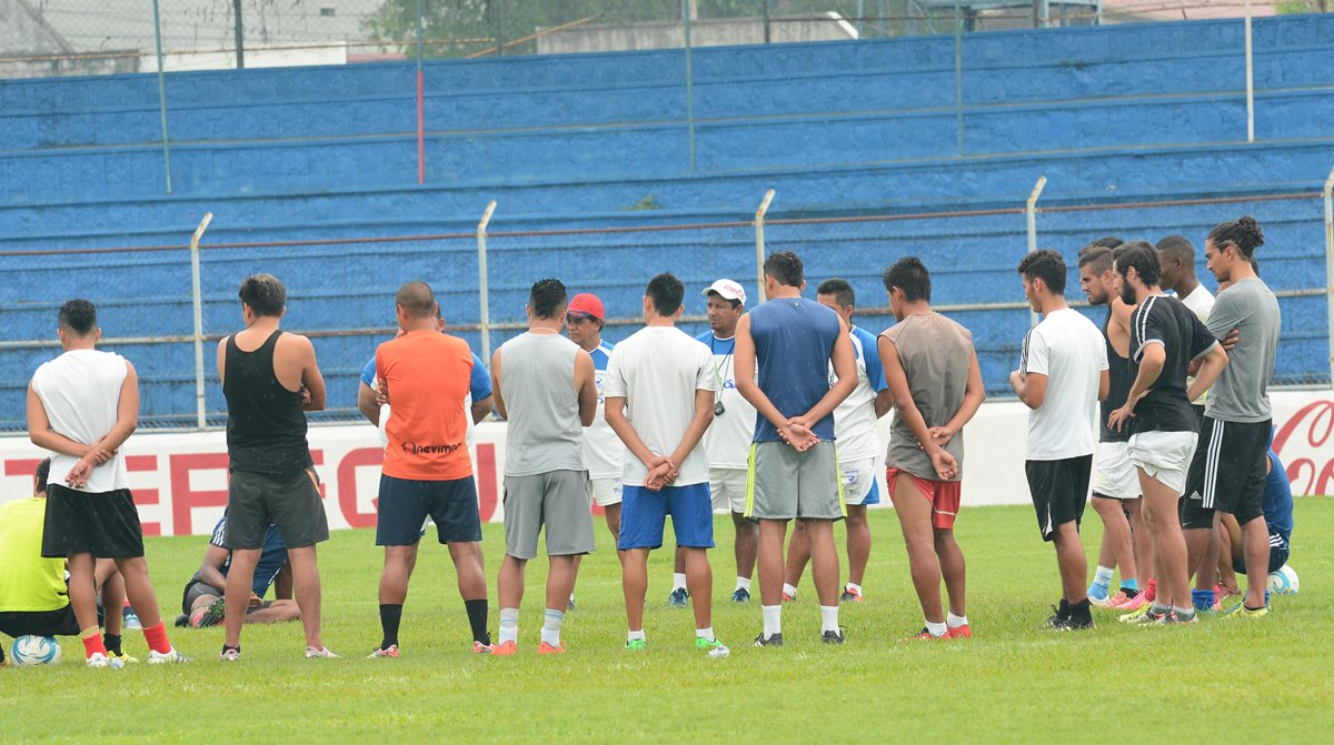 Los jugadores evitaron hablar con los medios de comunicación sobre los problemas que enfrenta Suchi. (Foto Prensa Libre: Omar Méndez)