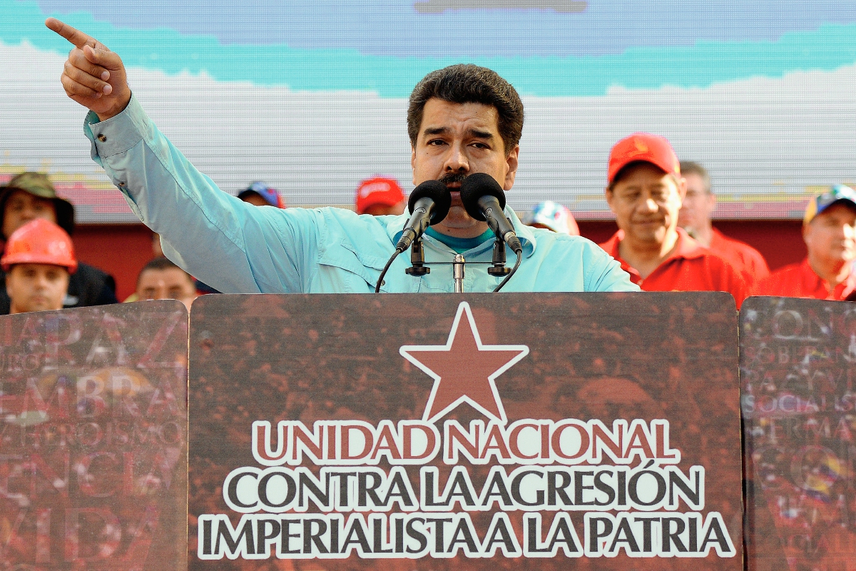 El presidente de Venezuela, Nicolás Maduro, pronuncia un discurso ante partidarios reuniendo frente al palacio presidencial en Caracas. (Foto Prensa Libre: AFP